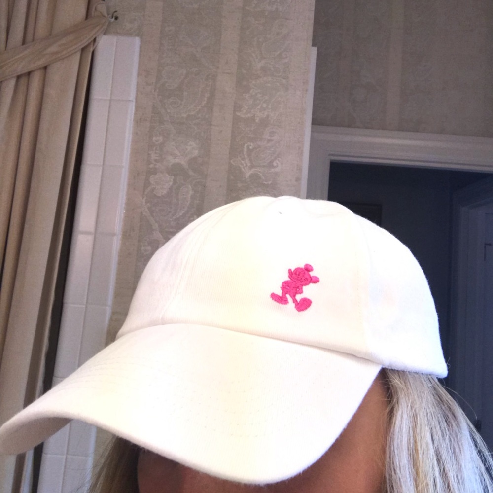 White Mickey cap straight from Disney☺️
